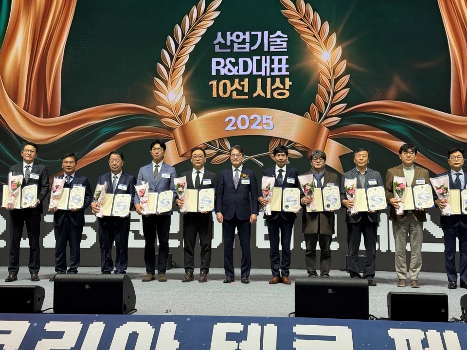 [사진자료1] 한온시스템 2025 산업기술 R&D대표 10선 수상 (좌측 두 번째, 한온시스템 강성호 전무)